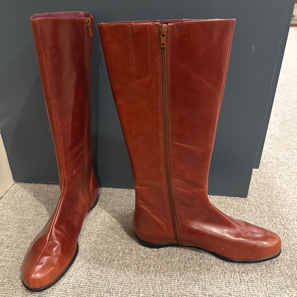 NWT 👢TARYN WOMENS HELIUM TALL BOOT IN BRANDY COLOR SIZE 9.5 WITH SIDE ZIPPERS - Picture 1 of 16